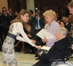 Doña Letizia hace entrega de la Medalla de Oro al Mérito en las Bellas Artes a los señores Várez Fisa-Benegas